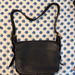 Vintage Coach Elegant Black Leather Shoulder Bag